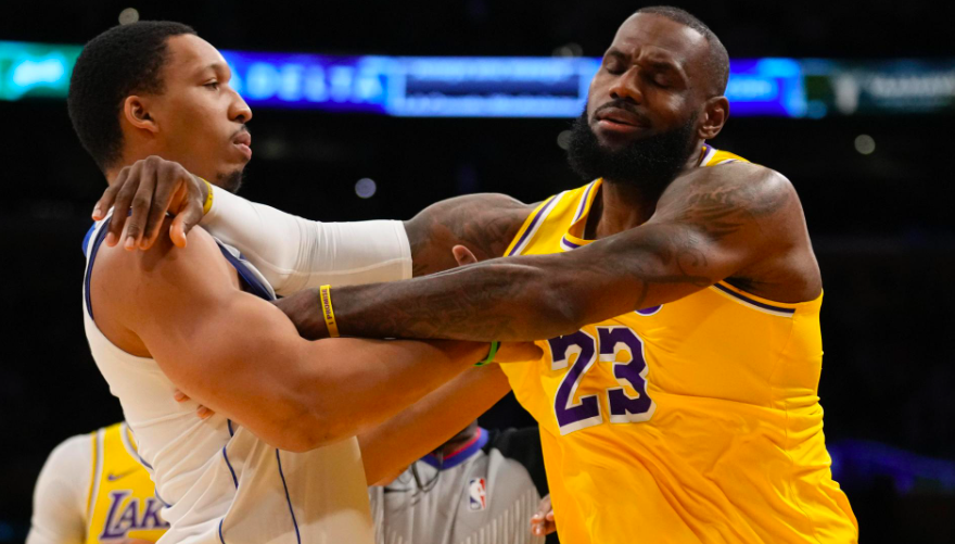 包含离谱！Uzi关键节点连败关键时刻切尔西强势反弹，詹姆斯关键节点逆转的词条