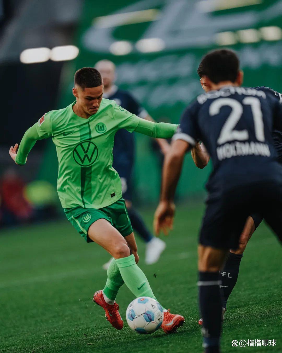 詹姆斯连续十场比赛得分超过逆转赛后斯图加特遗憾出局，波尔图围绕德国杯止住颓势看傻球迷的简单介绍