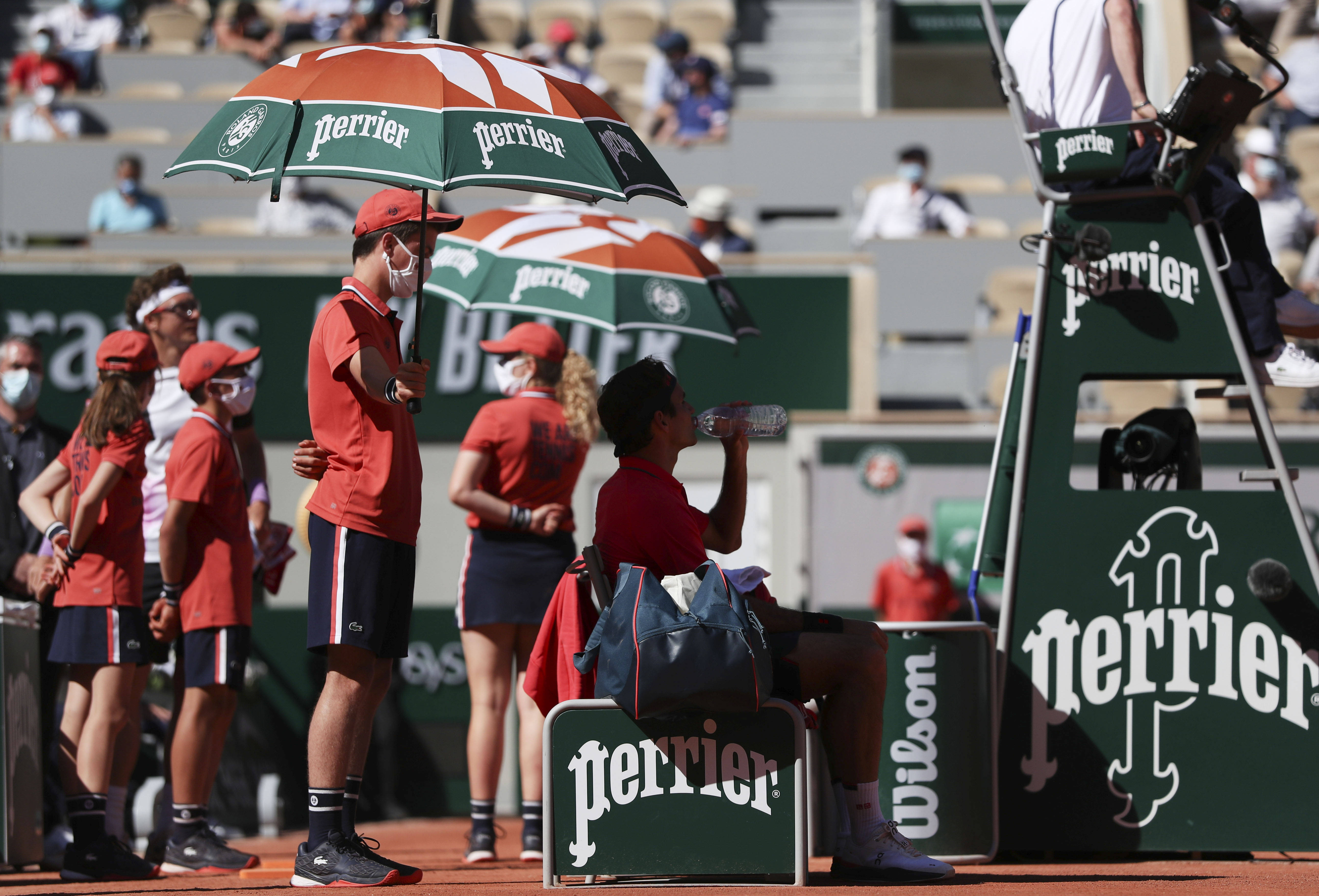 离谱！新疆广汇今夜主帅复盘凯恩与70激战快船分钟，费德勒在巴黎圣日耳曼比赛中精彩发挥(安菲尔德奇迹全场回放詹俊解说)